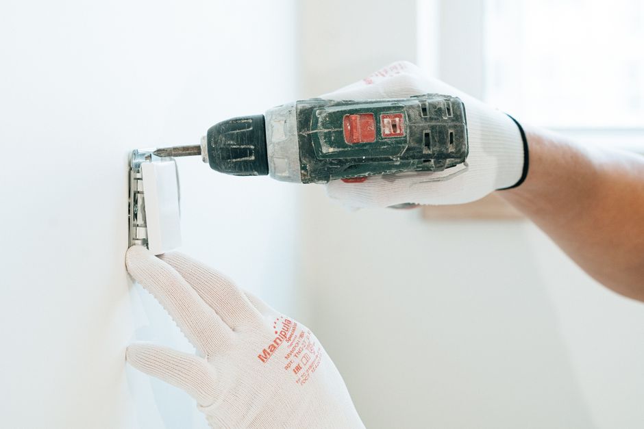 When to Call an Electrician vs DIY: Know When to Call Electrician